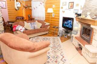 Шале Bukovynskiy Zatyshok Chalet Буковель Шале с 3 спальнями-1