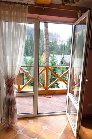 Шале Bukovynskiy Zatyshok Chalet Буковель Шале с 3 спальнями-16