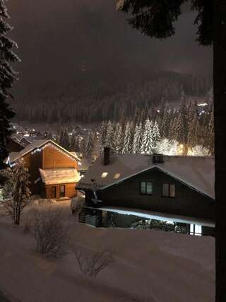 Шале Bukovynskiy Zatyshok Chalet Буковель Шале с 3 спальнями-75